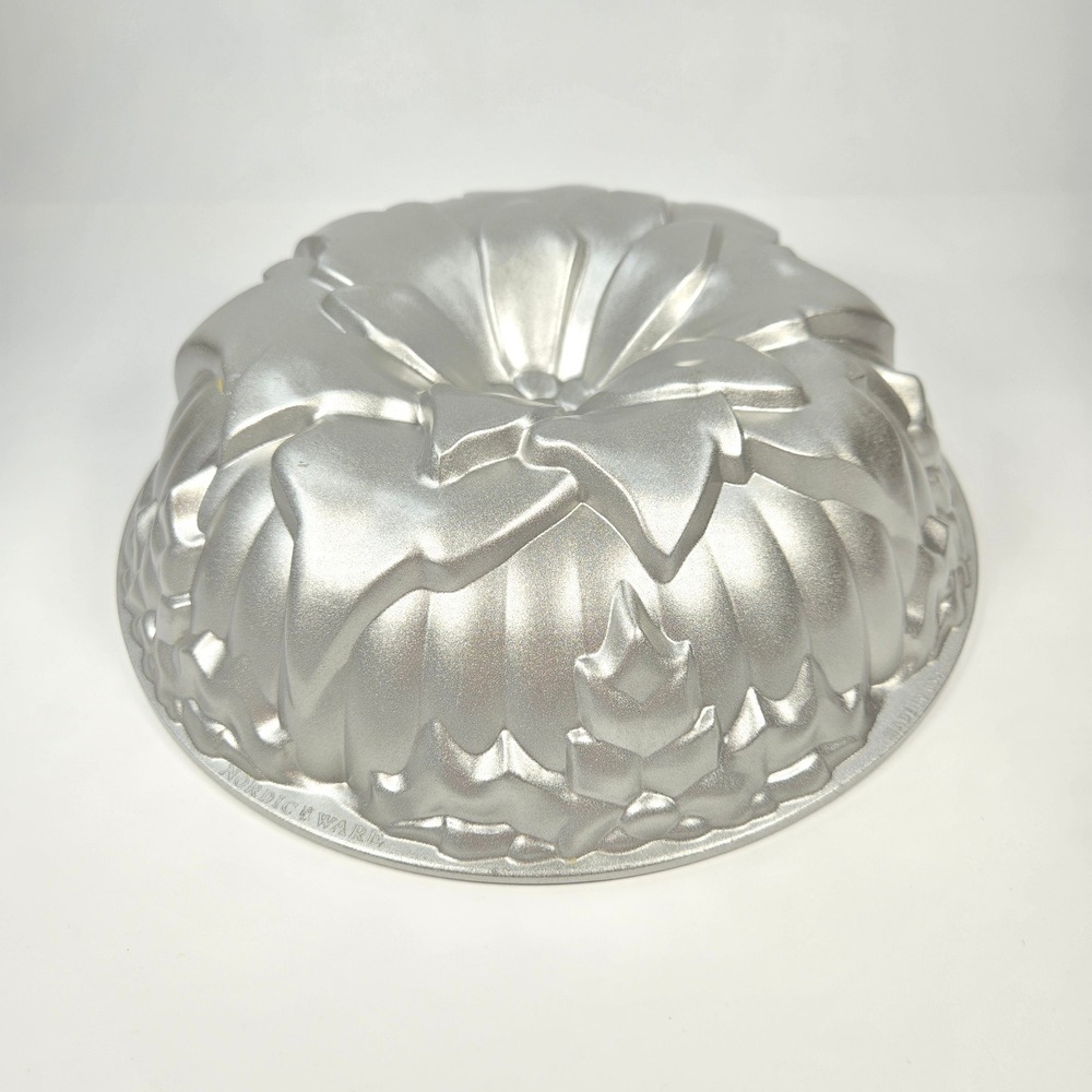 Nordic Ware Poinsettia Bundt Baking 10" Pan Mold Nonstick Made in USA Christmas - Picture 2 of 10